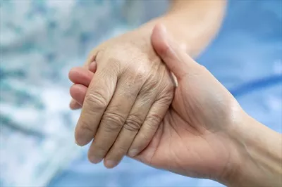 عکس گرفتن دست سالمند