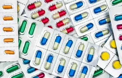 عکس نمای بالای قرص ها و کپسول های رنگارنگ