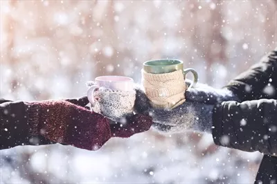 عکس نوشیدنی گرم در برف زمستان