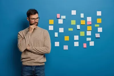 عکس با کیفیت مرد در کنار تسک های روزمره