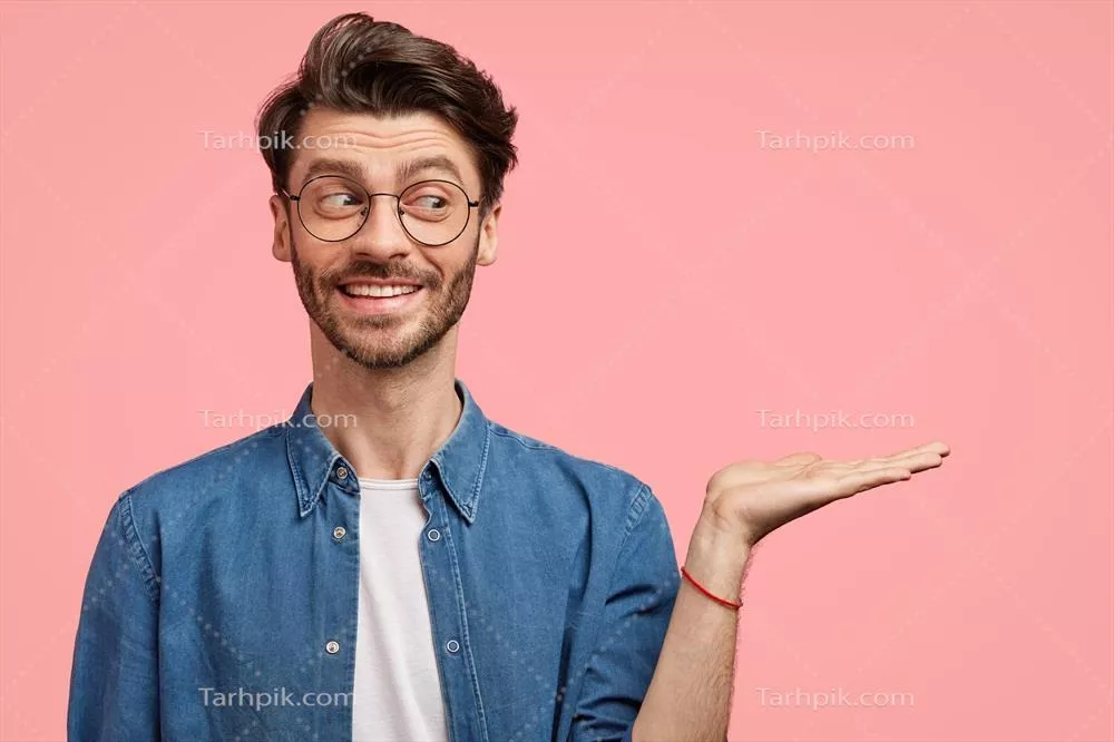 عکس مرد با نگاه زیر چشمی به فضای کپی