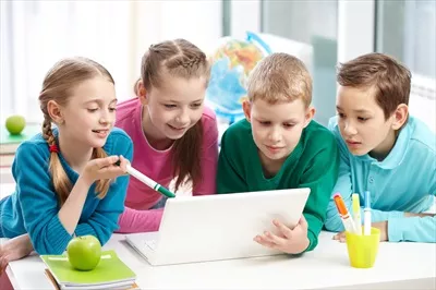 عکس کودکان در حال انجام کار تیمی و تکالیف درسی