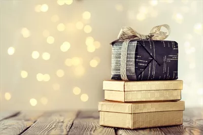 عکس جعبه کادوی کریسمس روی کتاب ها