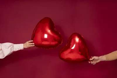 عکس قلب در پس زمینه قرمز