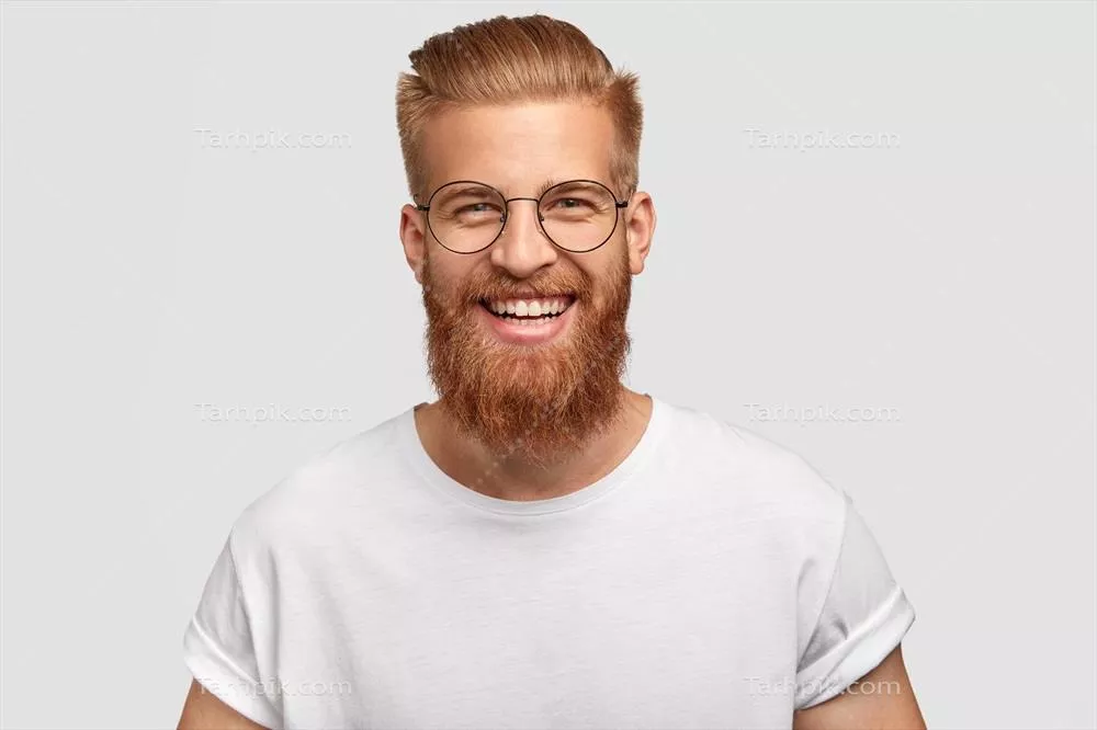 عکس مرد با موهای قرمز و تیشرت سفید