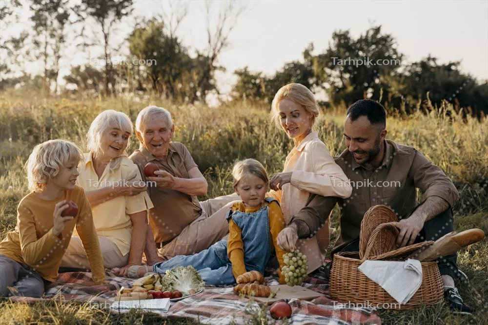 عکس خانواده شاد در فضای باز طبیعت