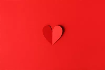 عکس قلب کاغذی در پس زمینه