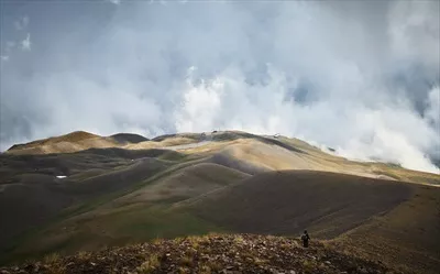 عکس منظره کوهستان و آسمان ابری