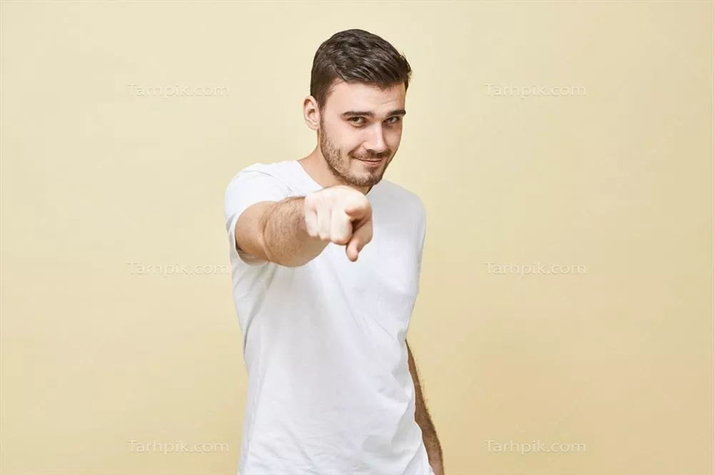 عکس مرد با تیشرت سفید و اشاره به روبرو