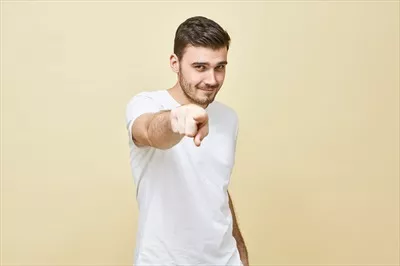 عکس مرد با تیشرت سفید و اشاره به روبرو