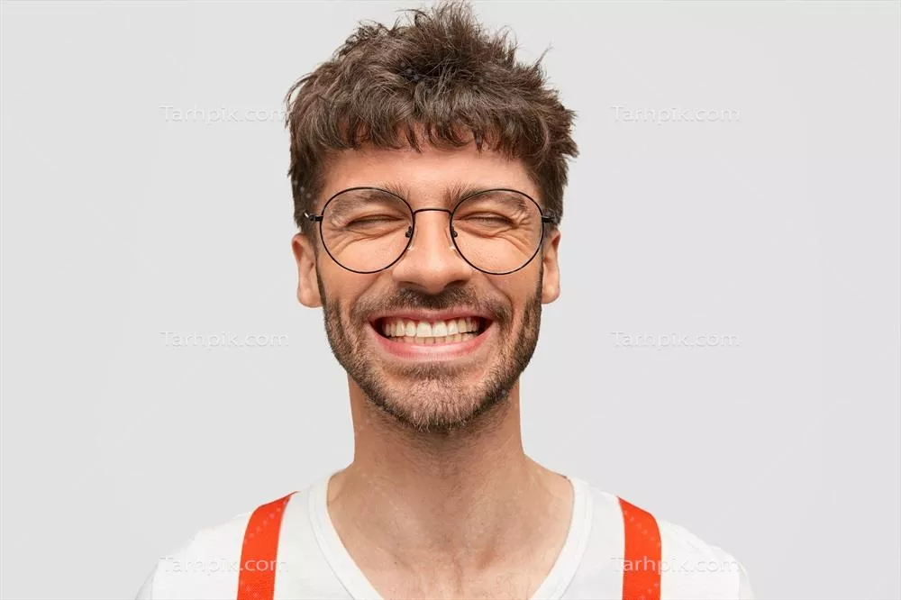 عکس مرد ریش دار در حال خنده