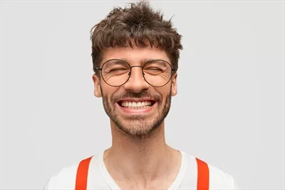 عکس مرد ریش دار در حال خنده