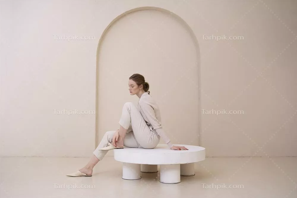 عکس زن زیبا نشسته روی سکو