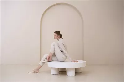 عکس زن زیبا نشسته روی سکو