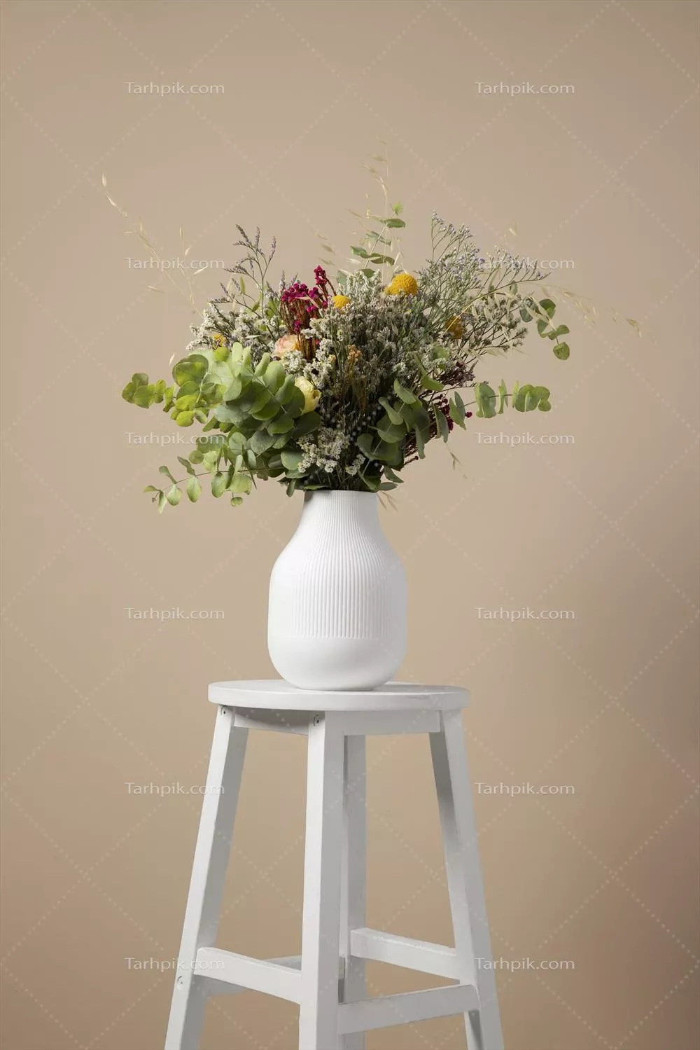 عکس گلدان زیبا روی صندلی