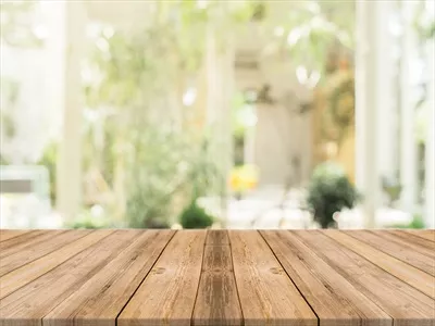 عکس میز چوبی با پس زمینه تار
