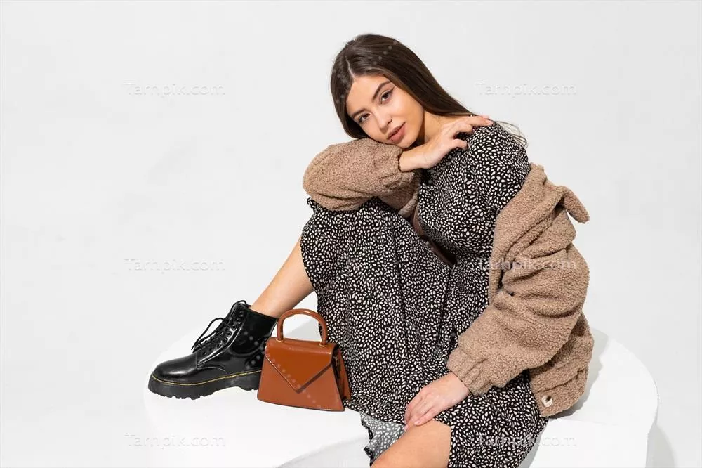 عکس مدل زن نشسته با لباس های مد روز