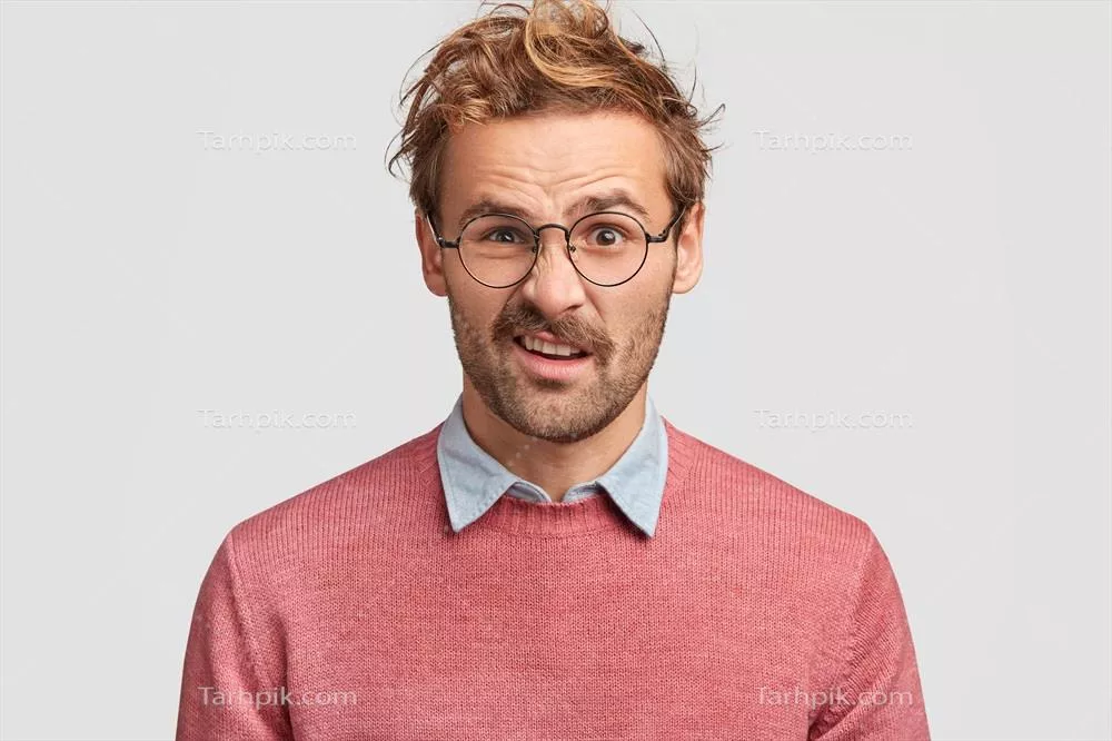 عکس مرد با صورت کج کرده