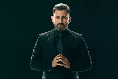 عکس پرتره مرد جوان با تم مشکی
