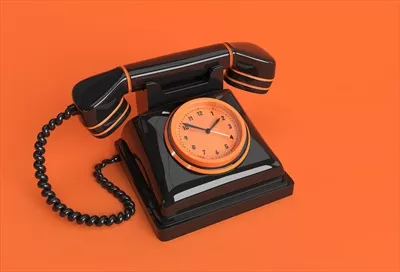عکس تلفن قدیمی روی پس زمینه نارنجی