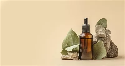 عکس موکاپ شیشه روغن با برگ