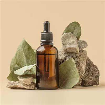 عکس موکاپ بطری شیشه ای از نزدیک