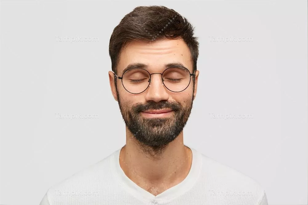 عکس مرد جوان در حال تصور کردن چیزی