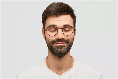 عکس مرد جوان در حال تصور کردن چیزی