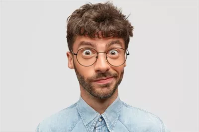 عکس پرتره مرد مردد و گیج