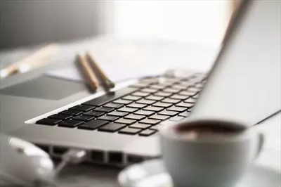 عکس لبتاب و میز کار