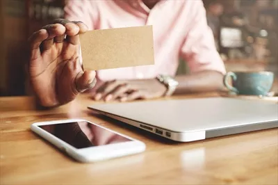 عکس کارت خالی در دست مرد مناسب موکاپ