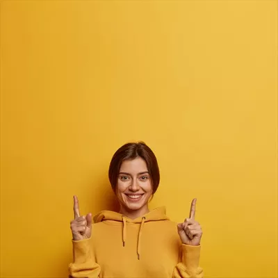 عکس زن با تبلیغات چیزی در بالای سر