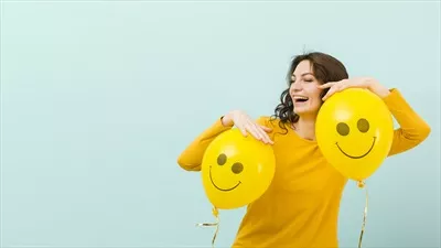 عکس زن خندان با بادکنک و فضای کپی