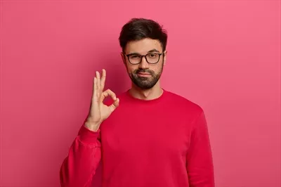 عکس مرد با ژست تضمین کار