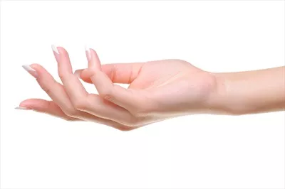 عکس یک دست زن زیبا با مانیکور