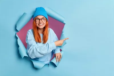 عکس زن مو قرمز از سوراخ کاغذ