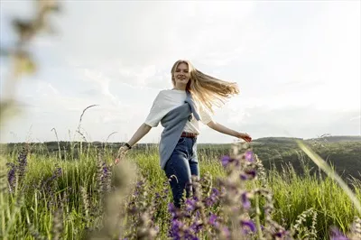عکس زن شاد در میان بوته ها