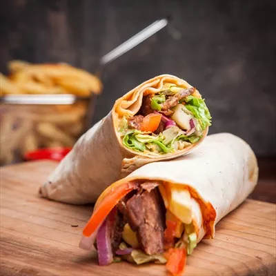 عکس دو ساندویچ روی تخته چوبی