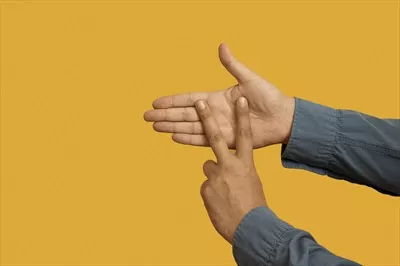 عکس ژست دست زبان اشاره با فضای کپی