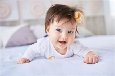 عکس نوزاد کوچک در تخت