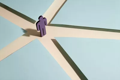 عکس آدمک بین چند راهی