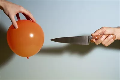 عکس بادکنک و چاقو