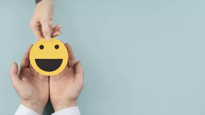 عکس ایموجی داخل دست از نمای بالا