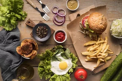 عکس چیدمان غذاهای فست فودی روی میز