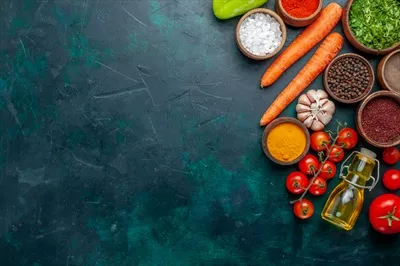عکس سبزیجات و چاشنی غذا با فضای کپی