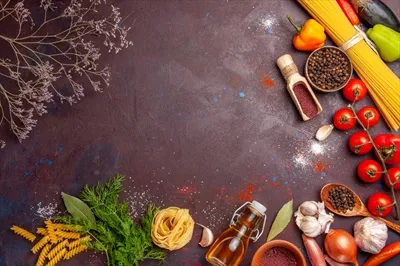 عکس سبزیجات مختلف و چاشنی از نمای بالا