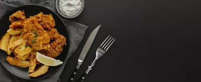 عکس ماهی سوخاری و سیب زمینی سرخ شده از نمای بالا