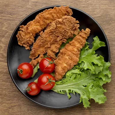 عکس نمای بالا مرغ سرخ شده با گوجه فرنگی و سالاد