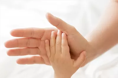 عکس دست نوزاد در دست مادر