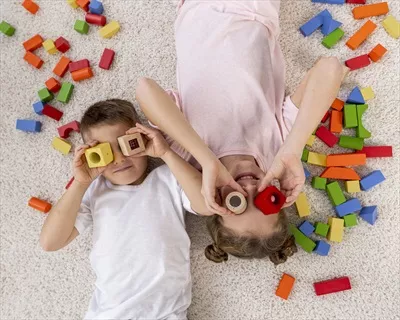 عکس بچه ها میان اسباب باری